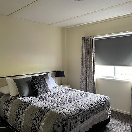 Westwood Motor Inn Армидейл Екстериор снимка