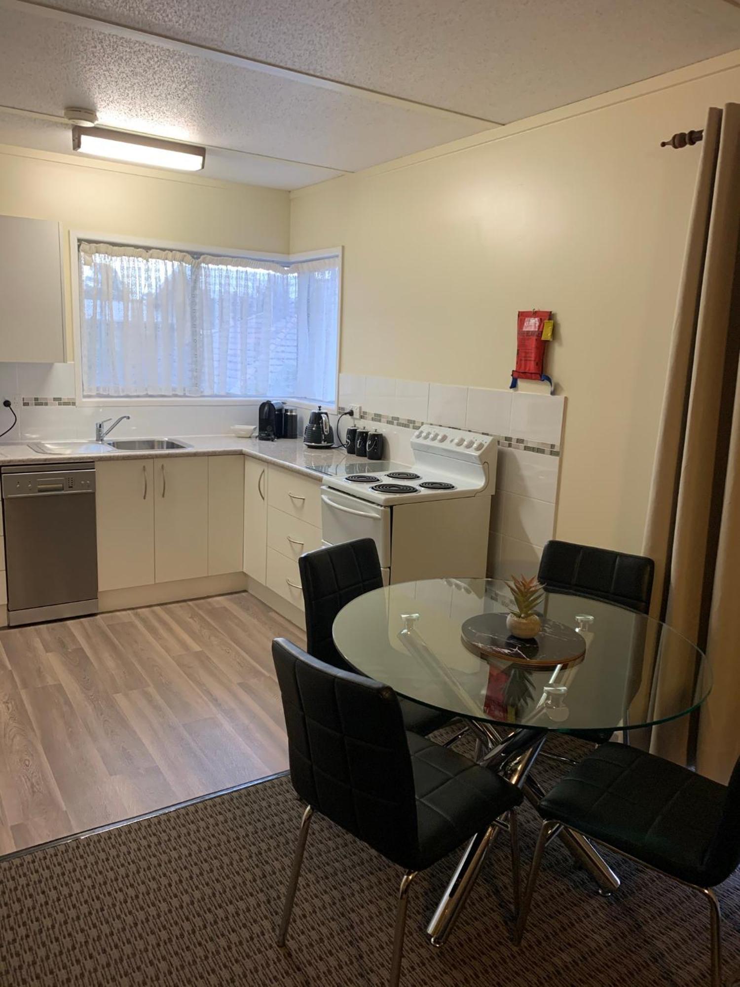 Westwood Motor Inn Армидейл Екстериор снимка