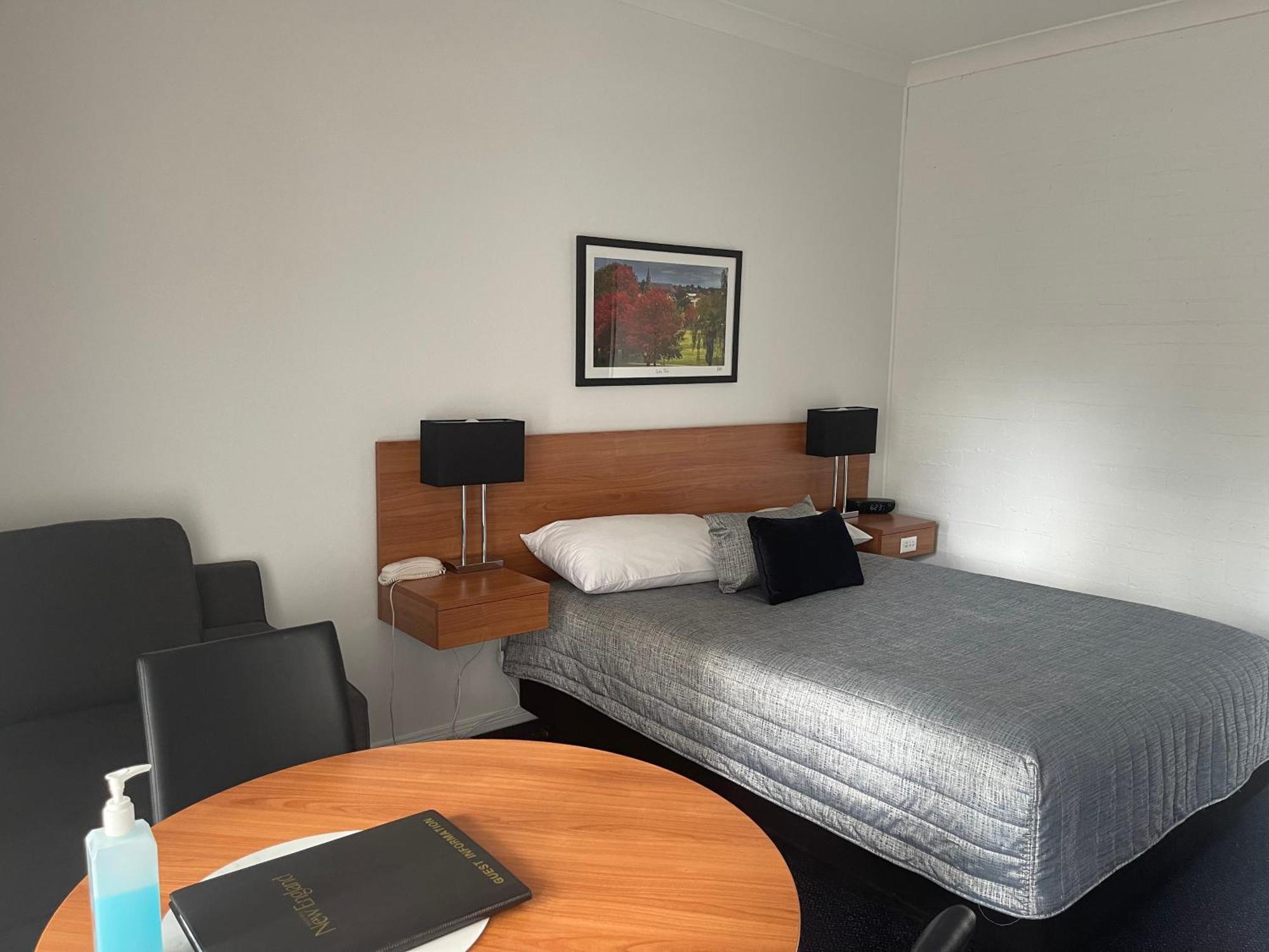 Westwood Motor Inn Армидейл Екстериор снимка