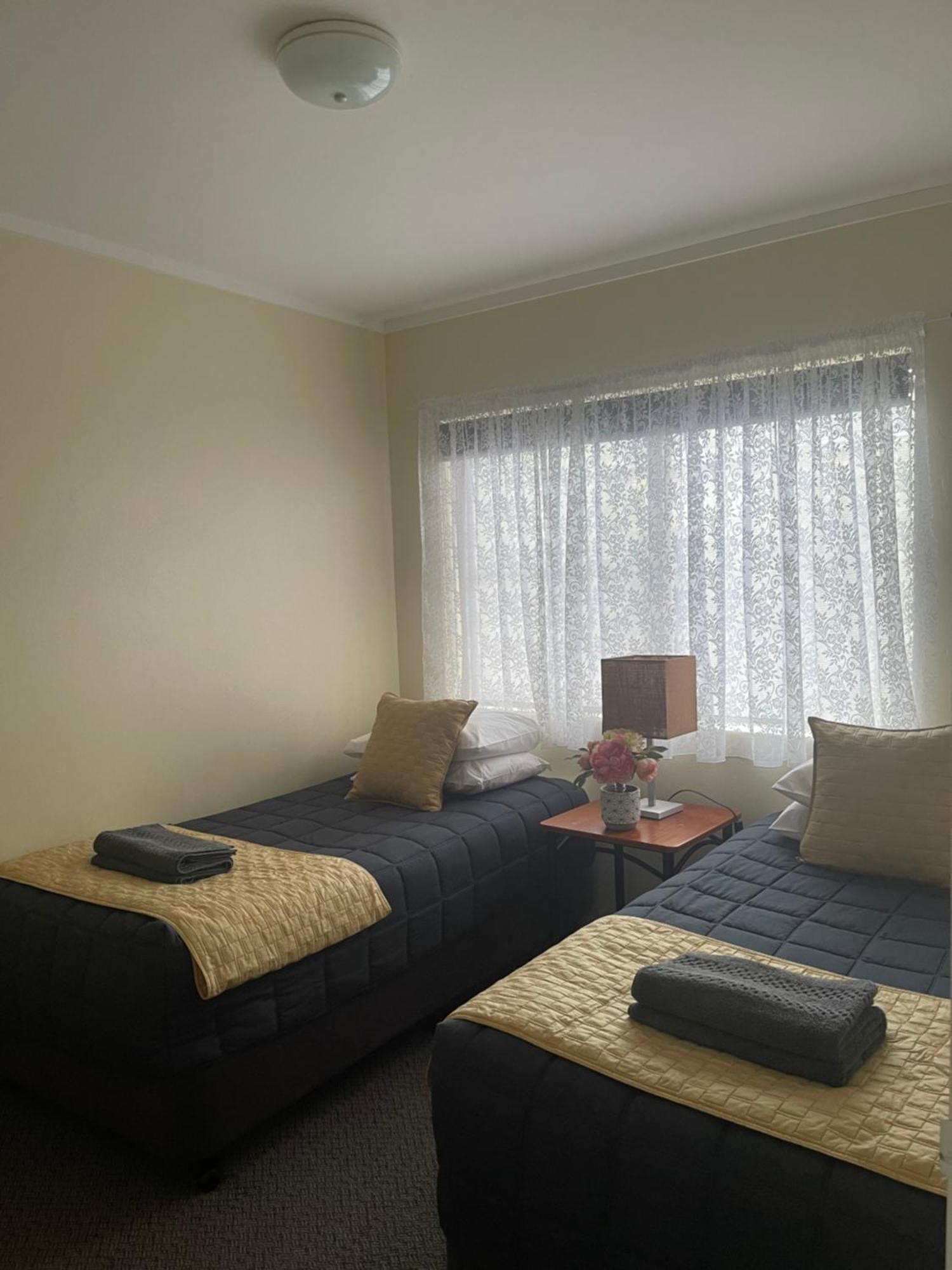 Westwood Motor Inn Армидейл Екстериор снимка