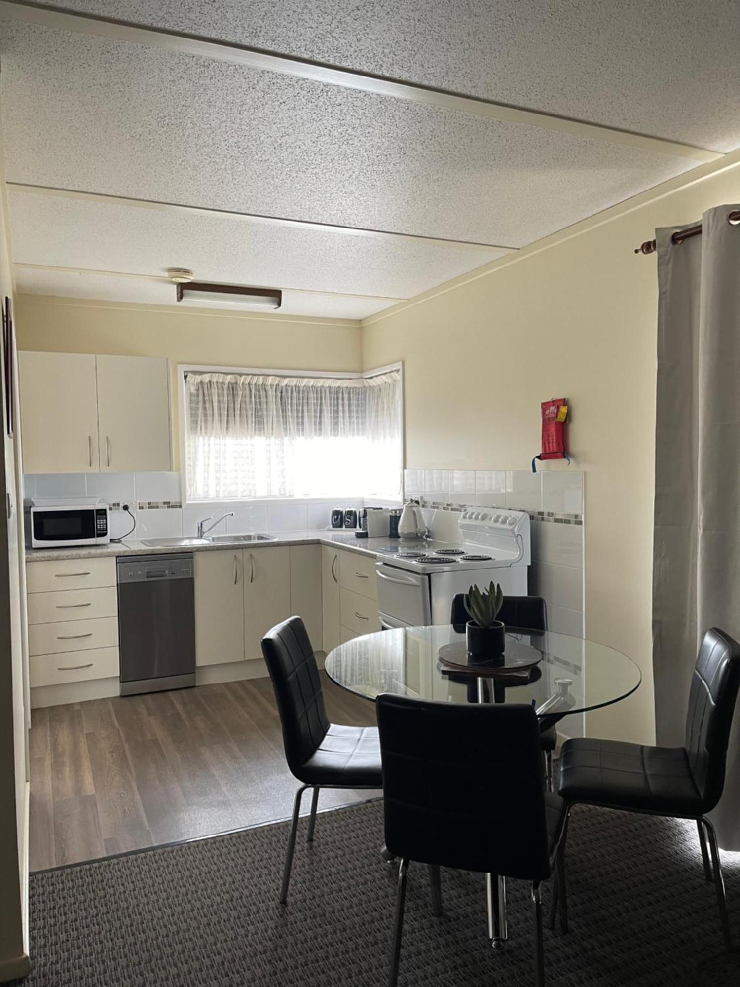 Westwood Motor Inn Армидейл Екстериор снимка