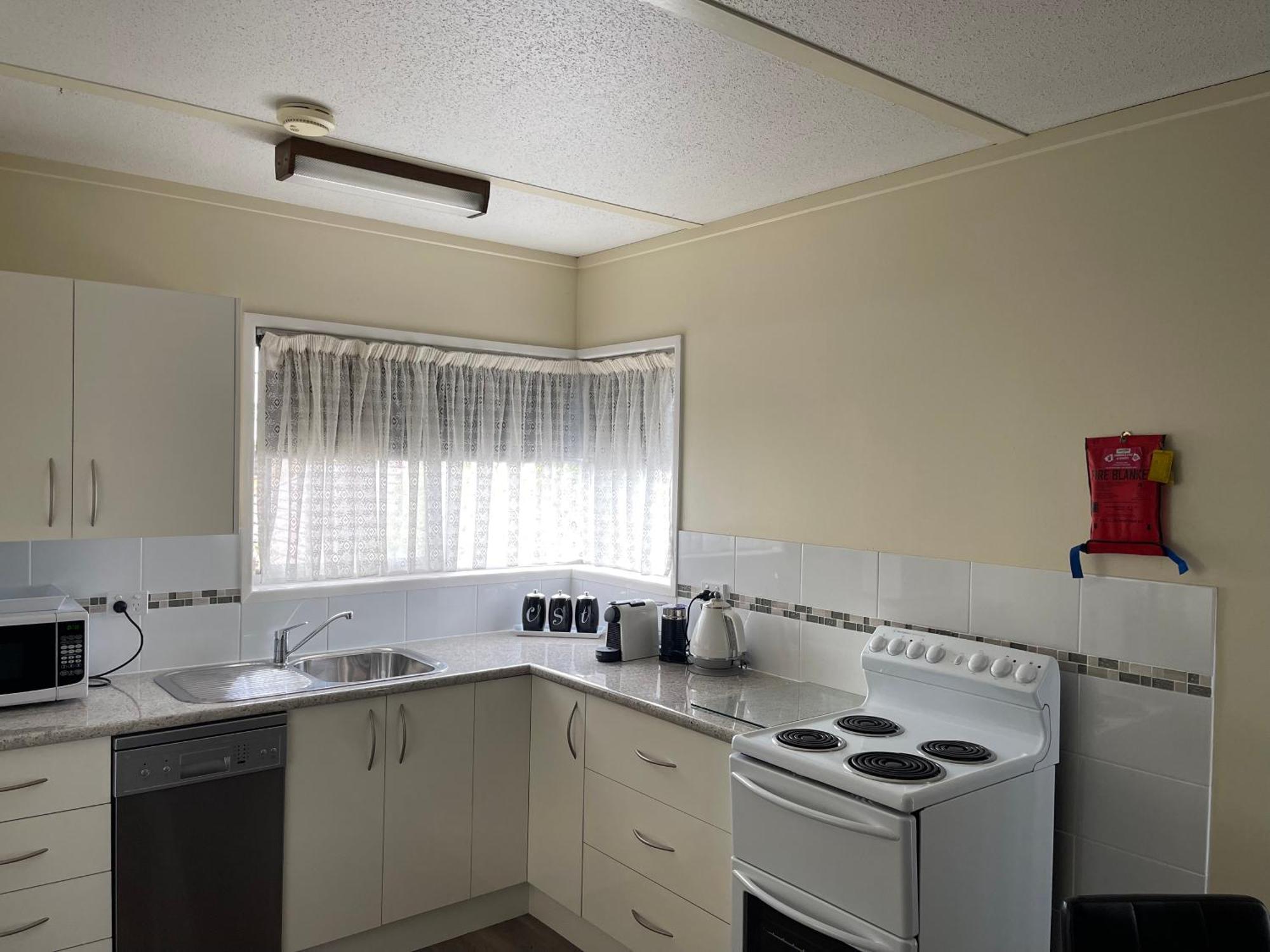 Westwood Motor Inn Армидейл Екстериор снимка