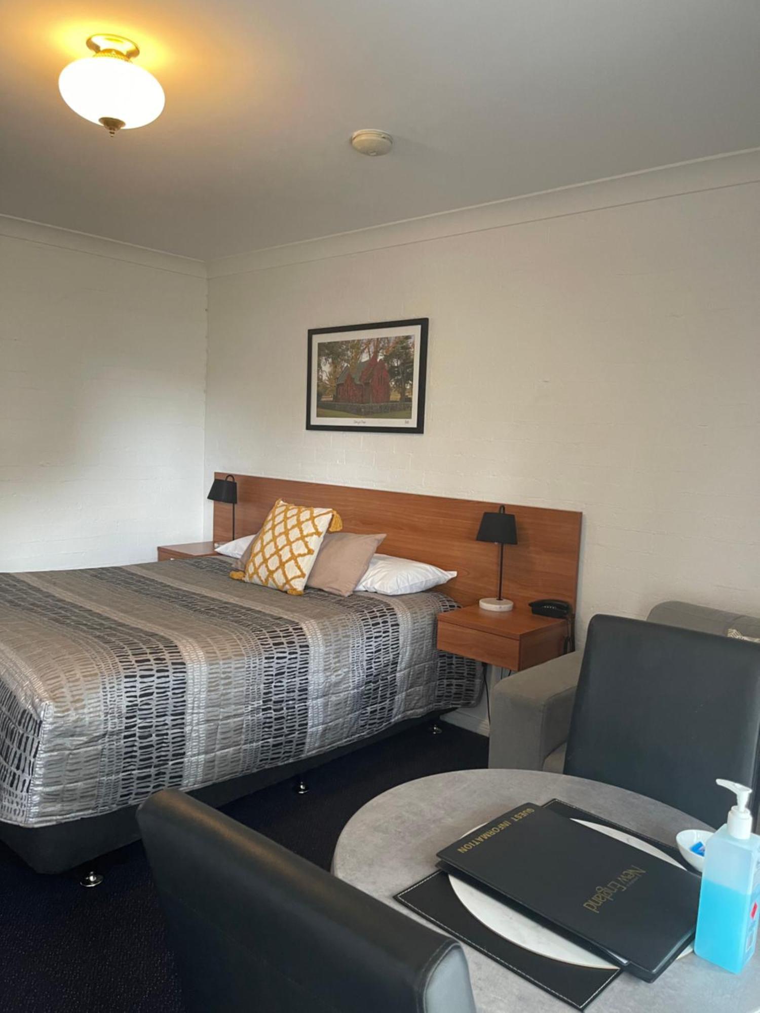 Westwood Motor Inn Армидейл Екстериор снимка