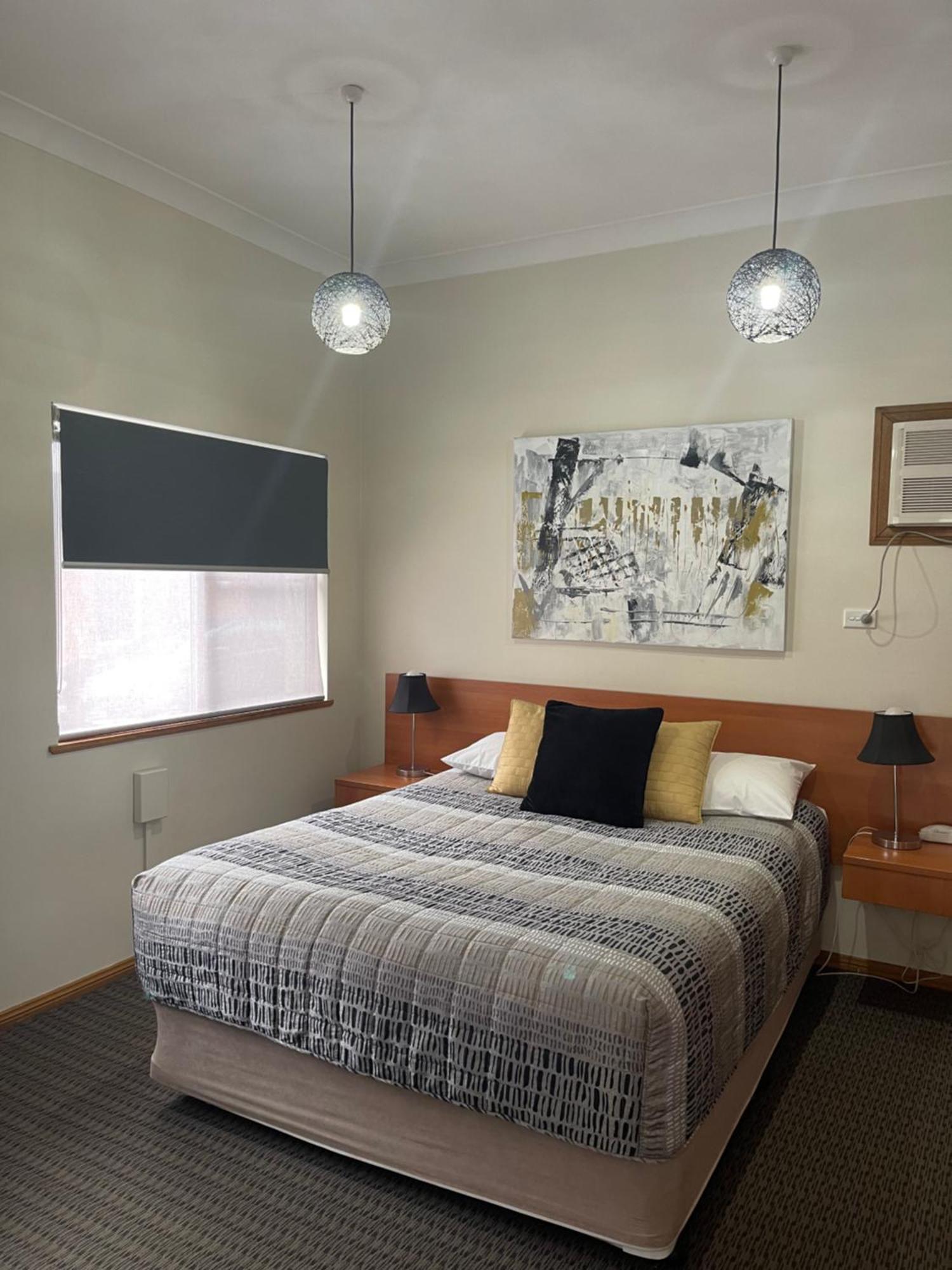 Westwood Motor Inn Армидейл Екстериор снимка