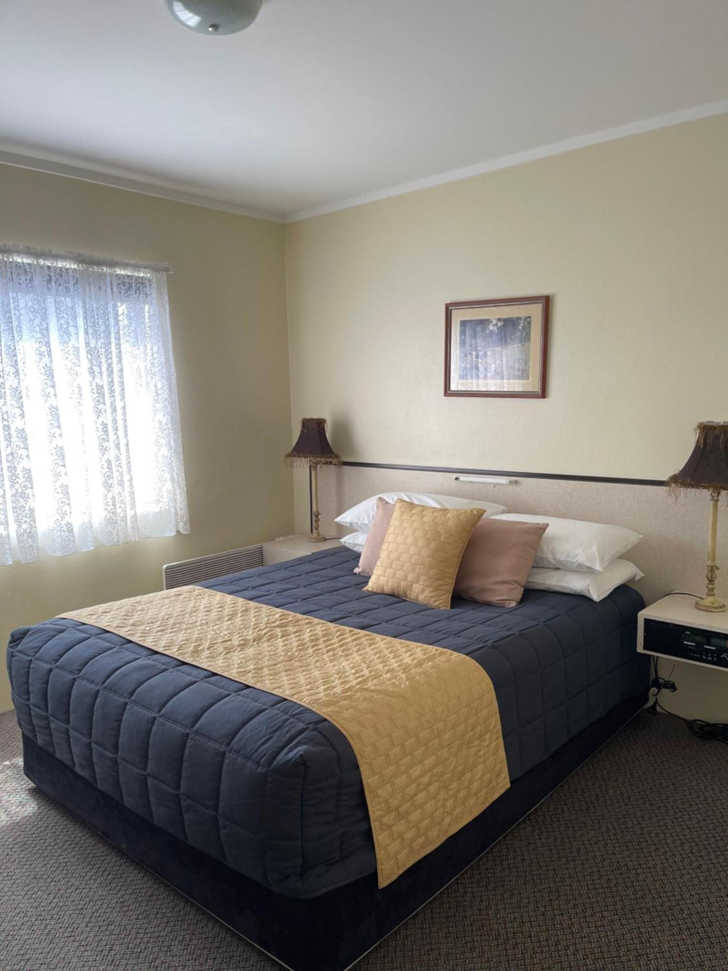 Westwood Motor Inn Армидейл Екстериор снимка