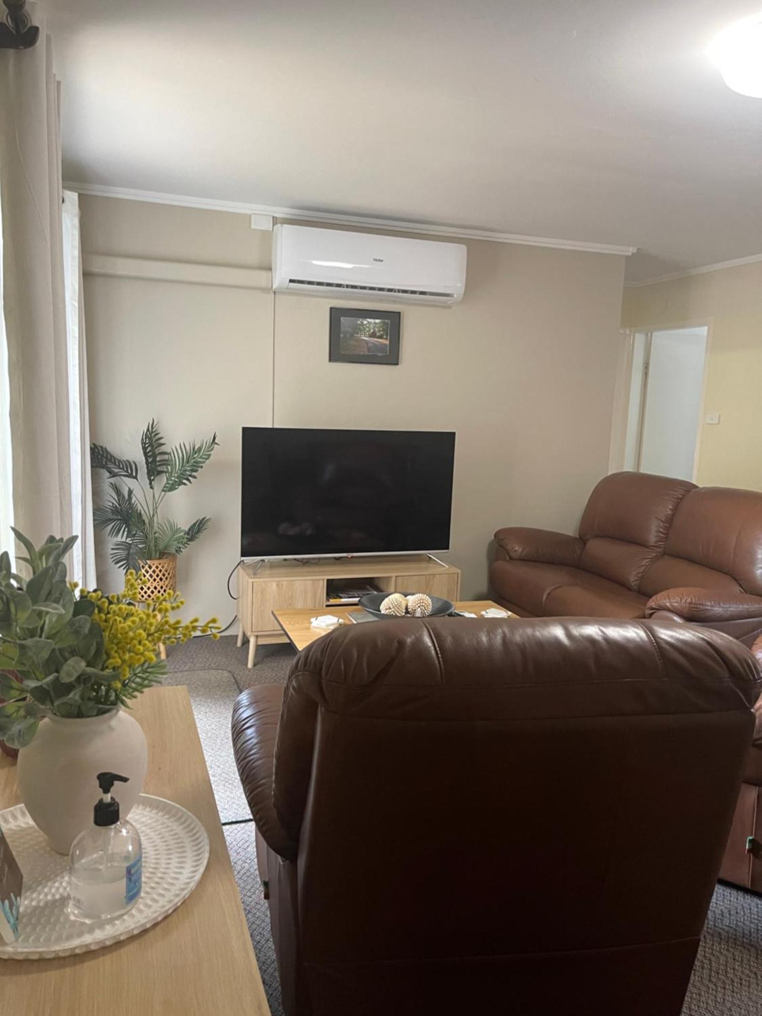 Westwood Motor Inn Армидейл Екстериор снимка