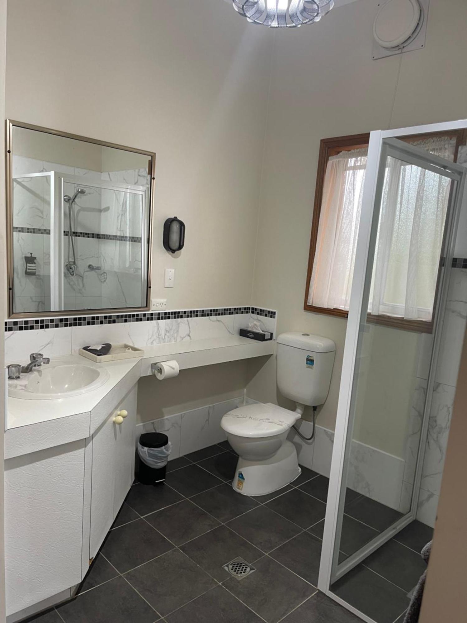 Westwood Motor Inn Армидейл Екстериор снимка