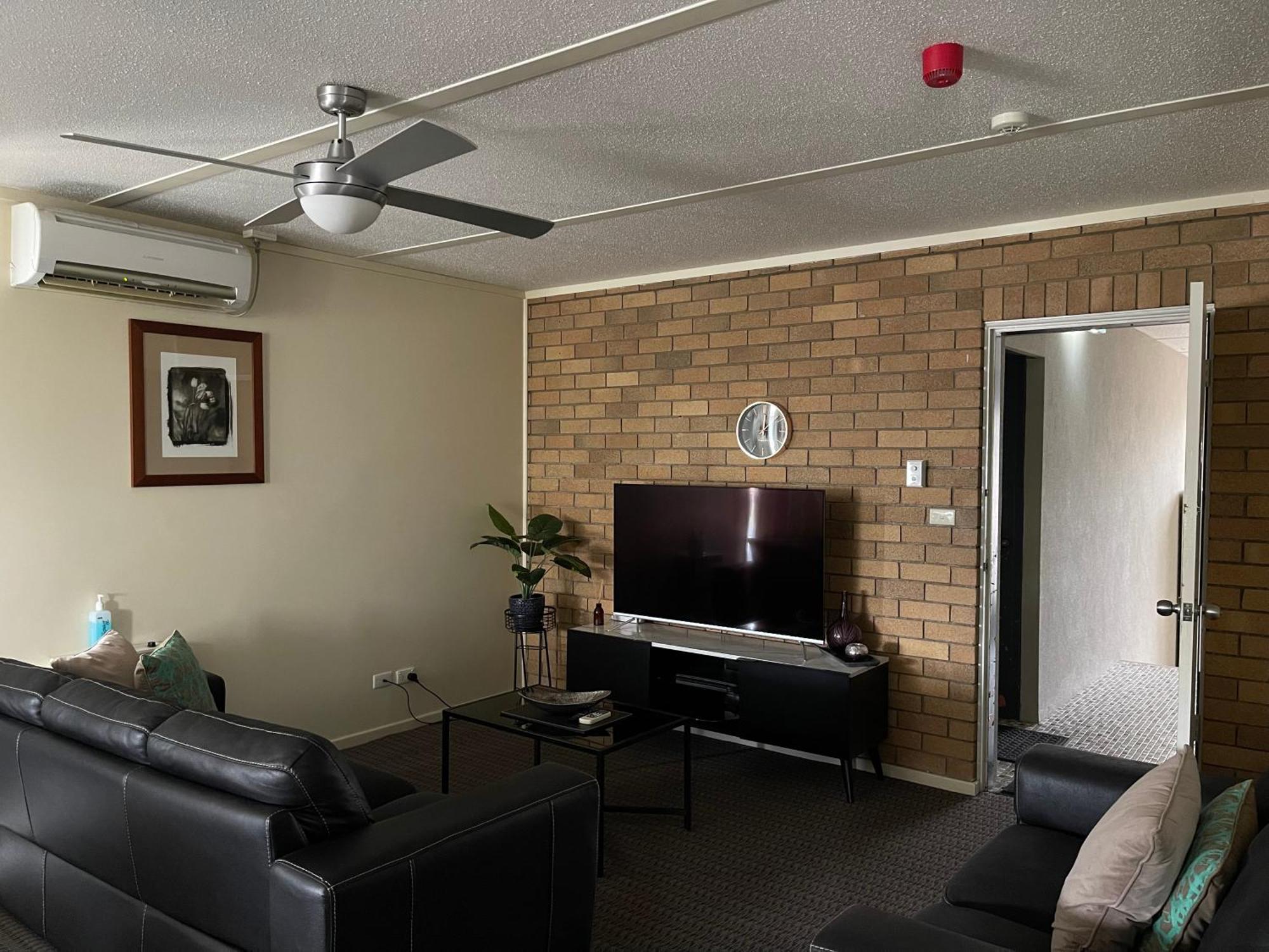 Westwood Motor Inn Армидейл Екстериор снимка