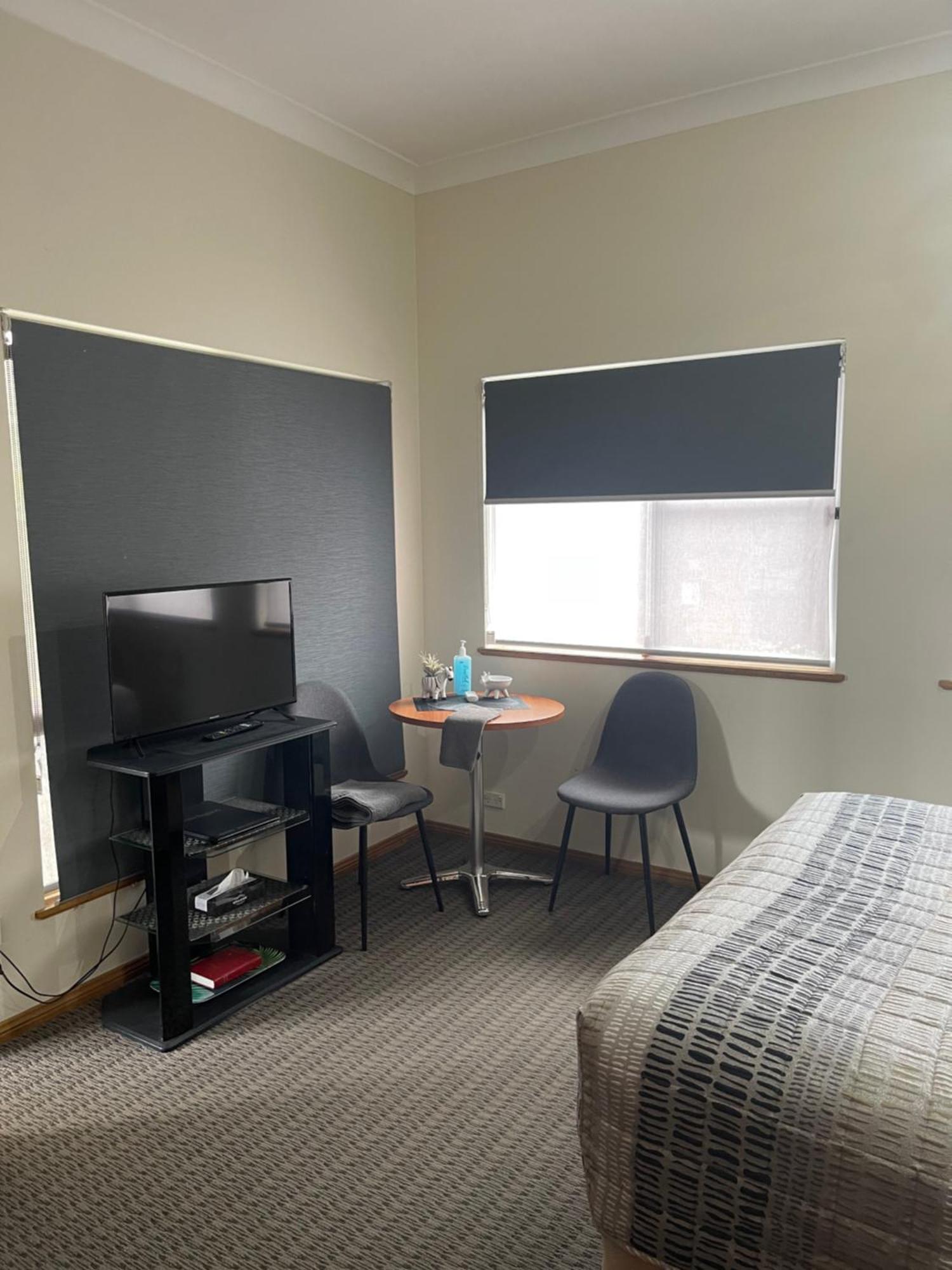 Westwood Motor Inn Армидейл Екстериор снимка
