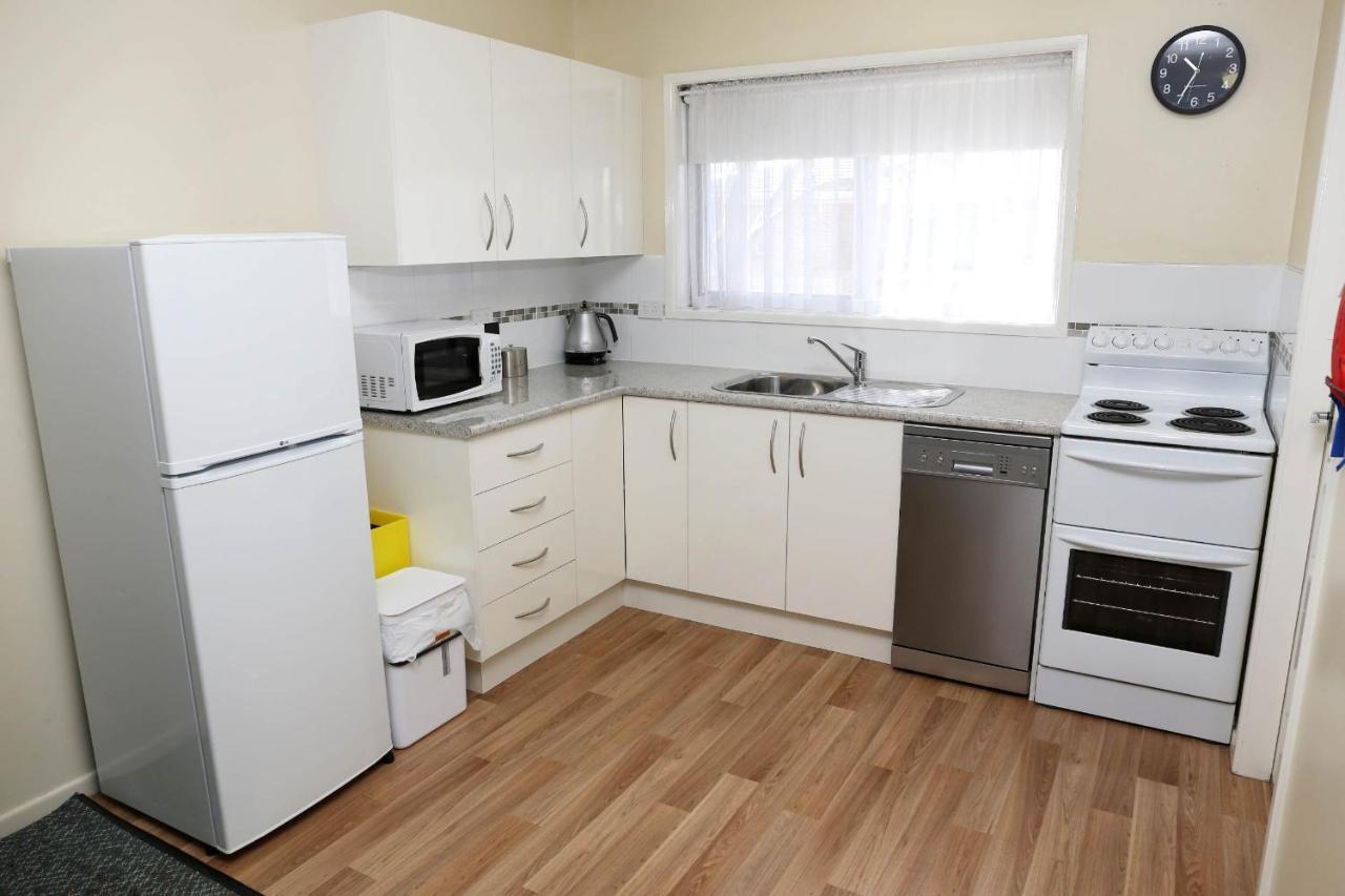 Westwood Motor Inn Армидейл Екстериор снимка