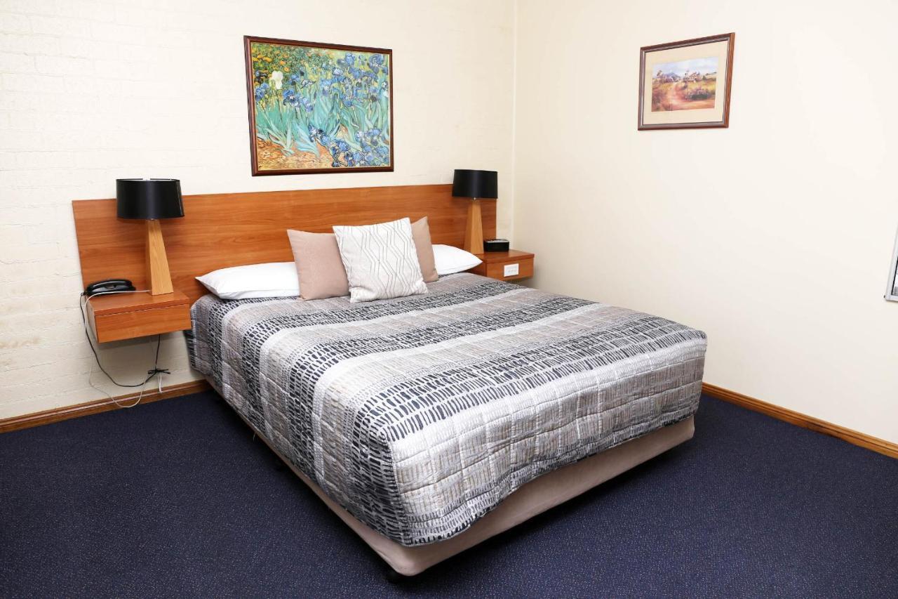 Westwood Motor Inn Армидейл Екстериор снимка