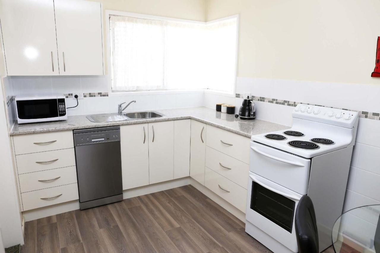 Westwood Motor Inn Армидейл Екстериор снимка