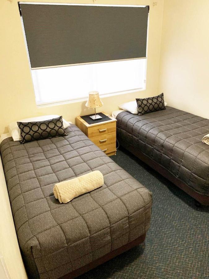Westwood Motor Inn Армидейл Екстериор снимка