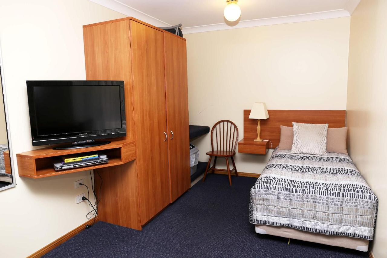 Westwood Motor Inn Армидейл Екстериор снимка