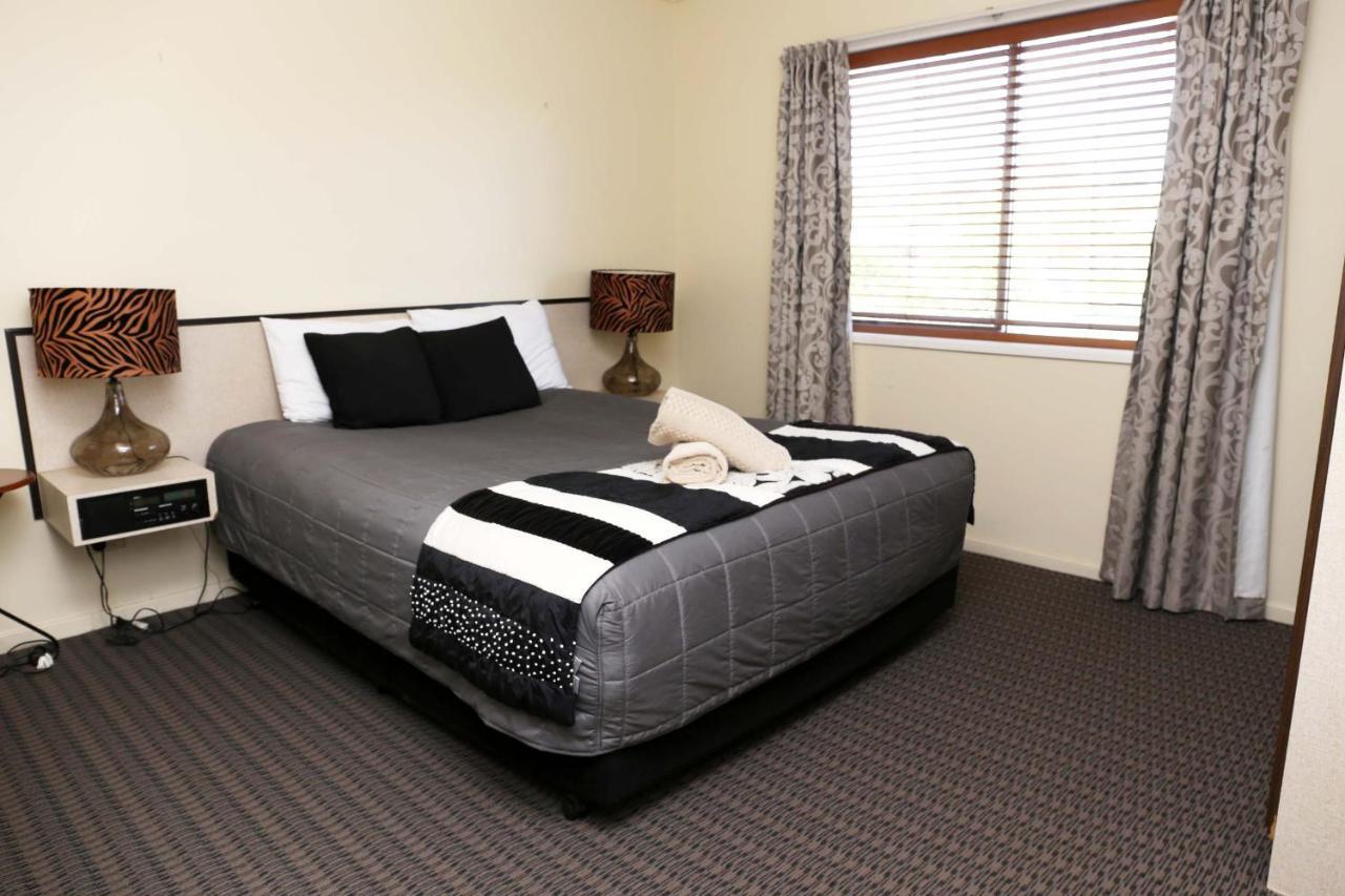 Westwood Motor Inn Армидейл Екстериор снимка