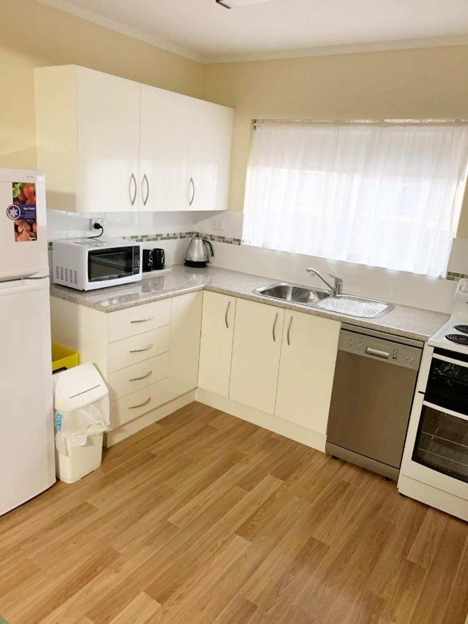 Westwood Motor Inn Армидейл Екстериор снимка